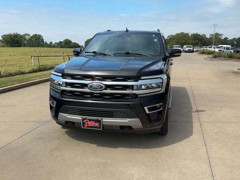 Used 2022 Ford Expedition Limited image 3