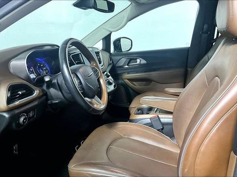 Used 2017 Chrysler Pacifica Limited w/ UConnect Theater Package FWD image 13