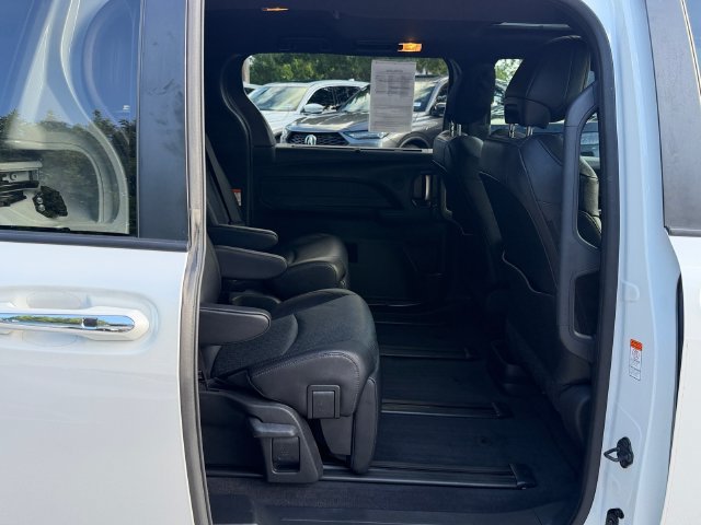 Used 2025 Toyota Sienna Limited FWD image 15