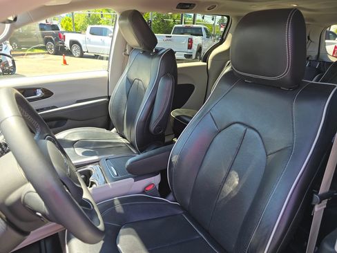 Used 2023 Chrysler Pacifica Limited FWD image 61