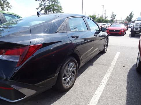 Used 2024 Hyundai Elantra SEL FWD image 4