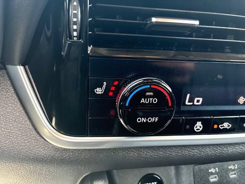 Used 2025 Nissan Rogue SL AWD/4WD image 26