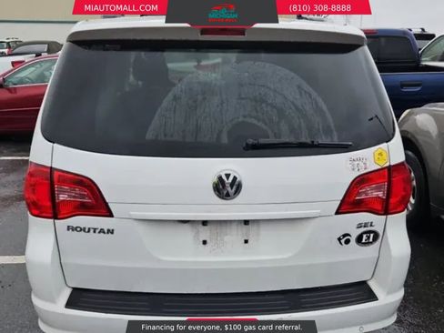 Used 2014 Volkswagen Routan SEL Premium image 4