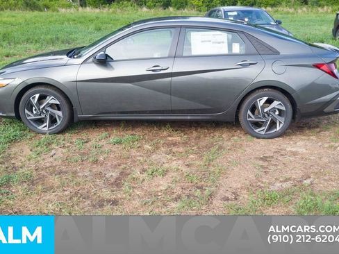 Certified 2025 Hyundai Elantra Sport FWD image 9