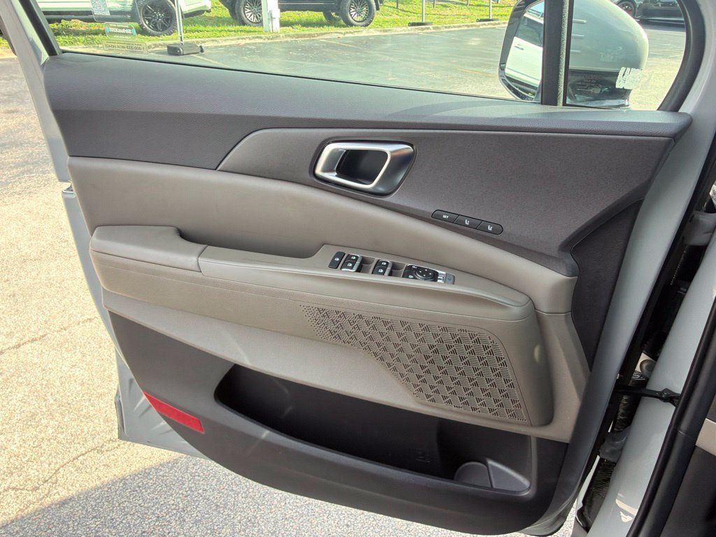 Used 2025 Kia Carnival EX FWD image 6