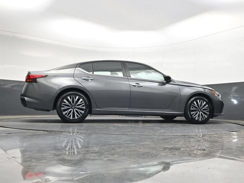 Used 2025 Nissan Altima 2.5 SV FWD image 38