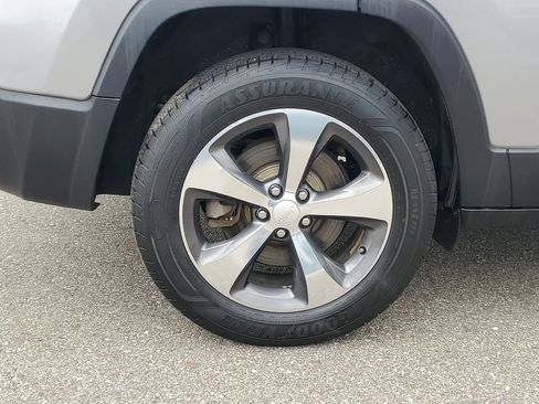 Used 2019 Jeep Cherokee Limited AWD/4WD image 5