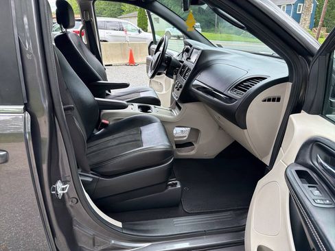 Used 2019 Dodge Grand Caravan SXT FWD image 23