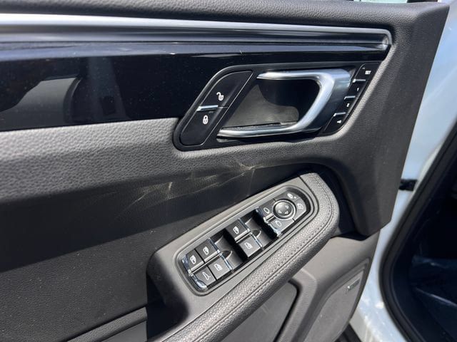 Used 2018 Porsche Macan w/ Premium Package Plus AWD/4WD image 11