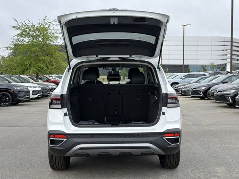 New 2026 Volkswagen Taos SE FWD image 14