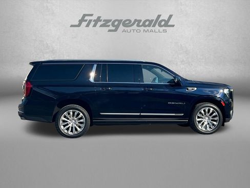 Used 2023 GMC Yukon XL Denali AWD/4WD image 3