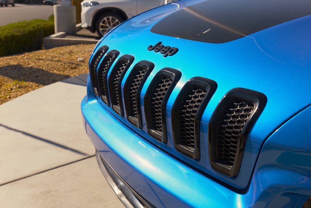 Used 2018 Jeep Cherokee Latitude w/ Altitude Package AWD/4WD image 3