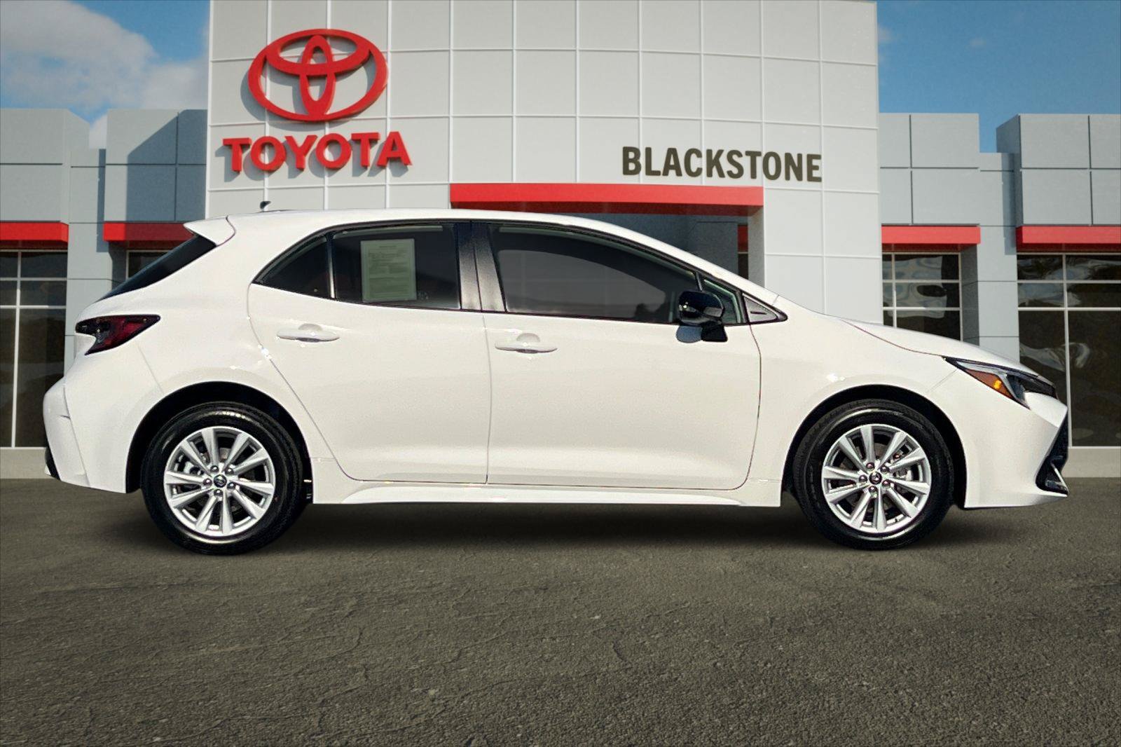 Used 2027 Toyota Corolla SE w/ SE Premium Package FWD image 2