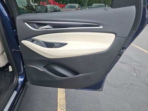 Used 2022 Buick Enclave Essence image 12