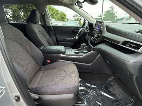 Used 2024 Toyota Highlander LE AWD/4WD image 39