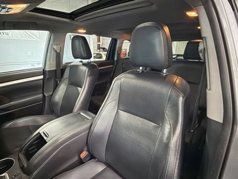Used 2019 Toyota Highlander XLE FWD image 18