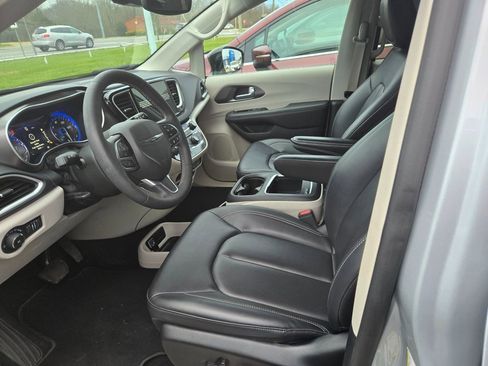 Used 2024 Chrysler Pacifica Touring-L image 7
