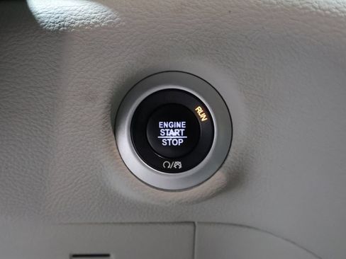 Used 2021 Chrysler Pacifica Touring-L FWD image 28