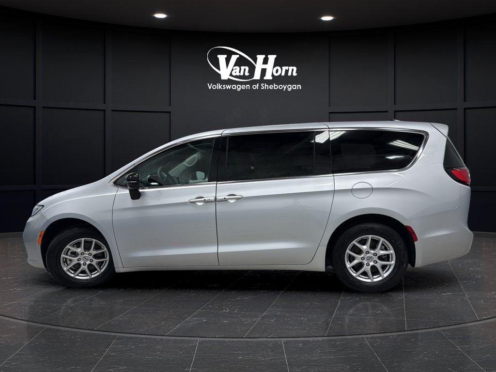 Used 2024 Chrysler Pacifica Touring-L FWD image 4