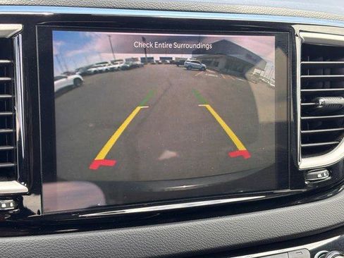 Used 2023 Chrysler Pacifica Touring-L FWD image 23