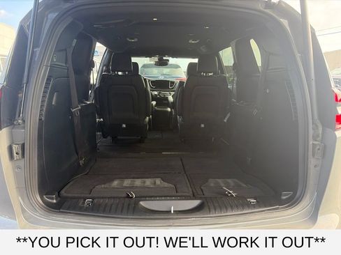 Used 2025 Chrysler Pacifica Select FWD image 8