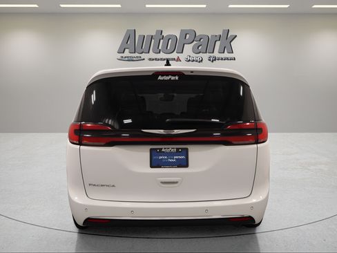 Certified 2025 Chrysler Pacifica Select FWD image 9