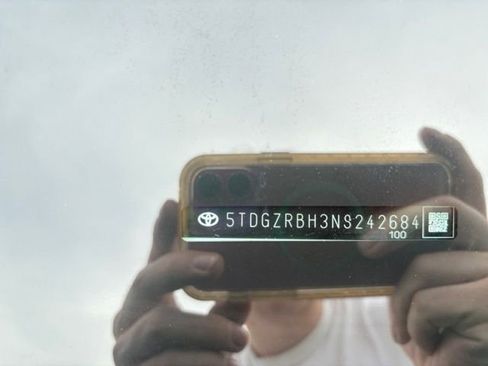 Used 2022 Toyota Highlander XLE image 32