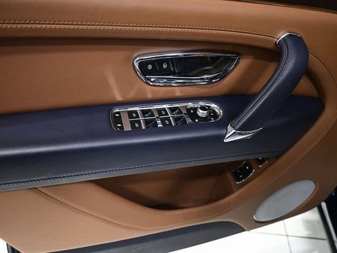 Used 2019 Bentley Bentayga image 19