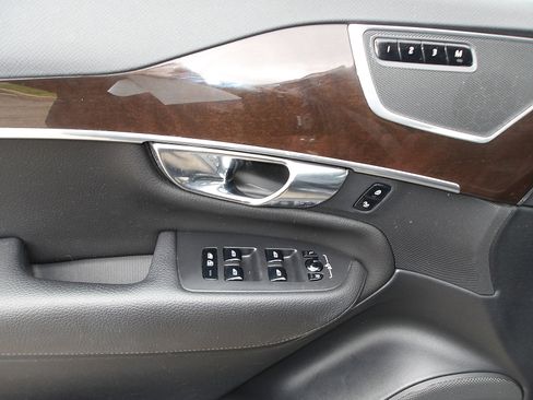 Used 2019 Volvo XC90 T6 Momentum w/ Advanced Package image 17