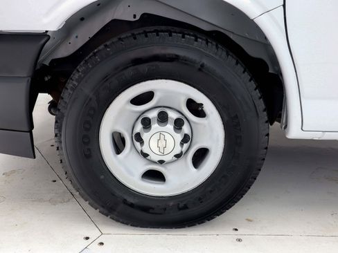 Used 2018 Chevrolet Express 3500 w/ Cold Climate Package RWD image 27