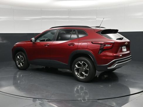 Used 2025 Chevrolet Trax LT w/ LT Convenience Package FWD image 9