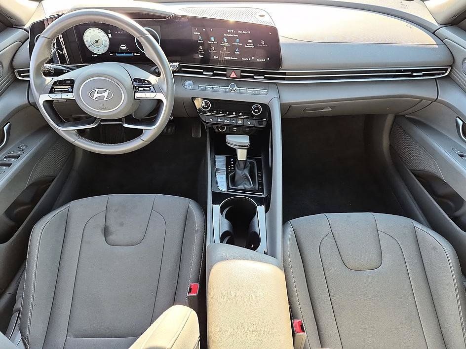Used 2025 Hyundai Elantra SEL FWD image 30