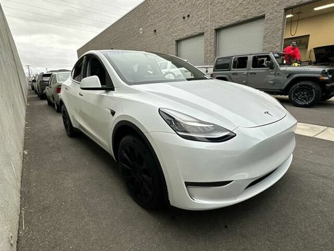 Used 2023 Tesla Model Y AWD image 2