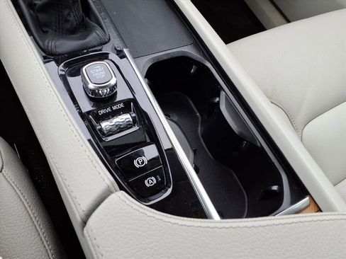 Used 2021 Volvo XC90 T6 Momentum w/ Climate Package image 23