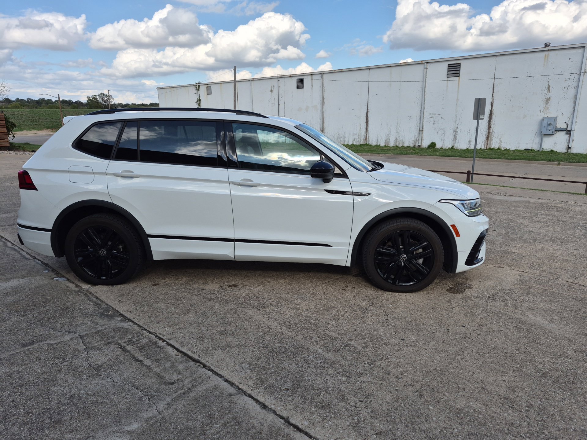 Used 2022 Volkswagen Tiguan SE R-Line FWD image 4