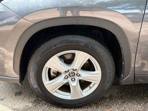 Used 2025 Toyota Highlander LE FWD image 32