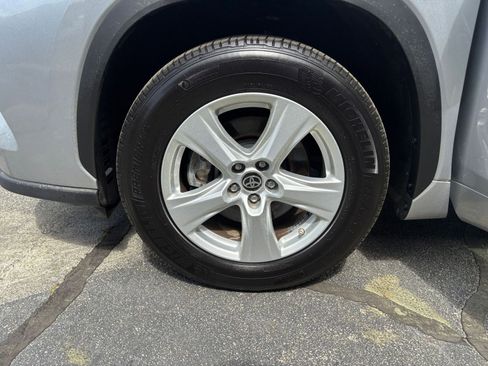Used 2025 Toyota Highlander LE FWD image 31