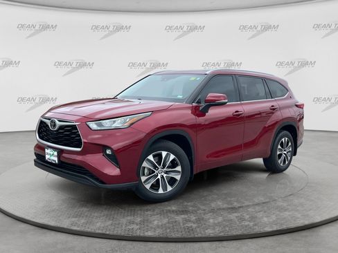 Used 2020 Toyota Highlander XLE AWD/4WD image 3