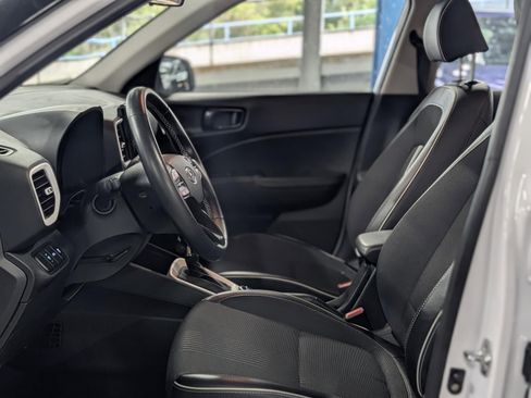 Used 2022 Hyundai Venue Limited image 10