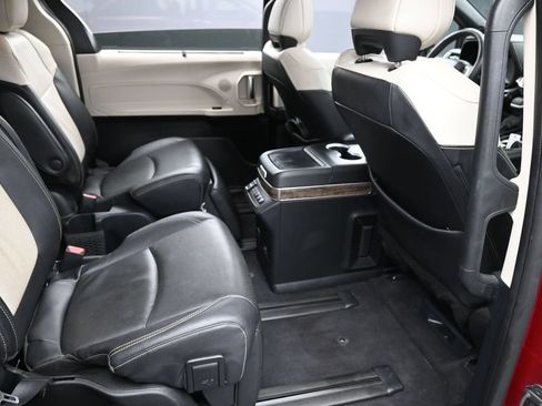 Used 2025 Toyota Sienna Platinum AWD/4WD image 25