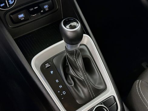 Used 2024 Hyundai Venue SEL FWD image 19