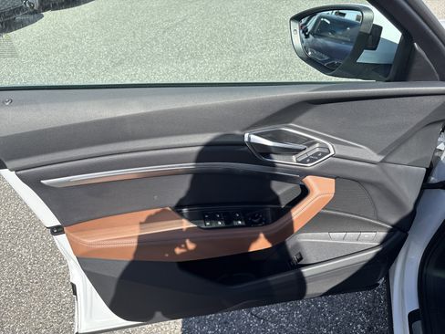 Certified 2024 Audi Q8 e-tron Premium image 5