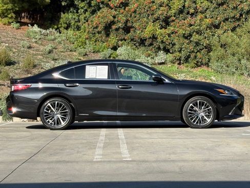 Certified 2022 Lexus ES 300h w/ Premium Package image 10