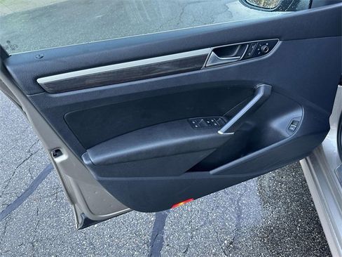 Used 2017 Volkswagen Passat 1.8T SEL Premium image 19