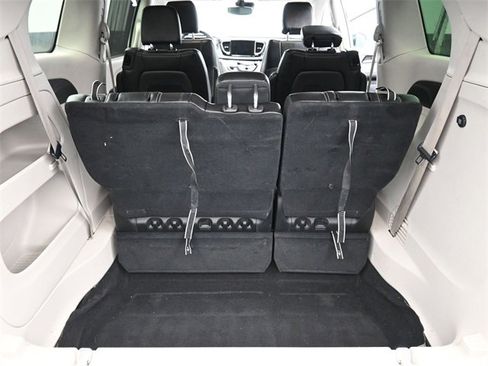 Used 2023 Chrysler Pacifica Touring-L image 9