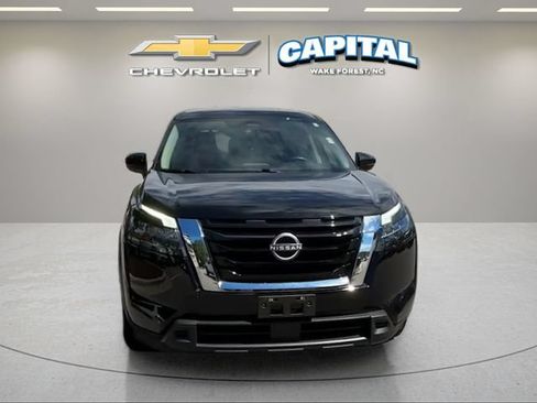 Used 2025 Nissan Pathfinder SV FWD image 8