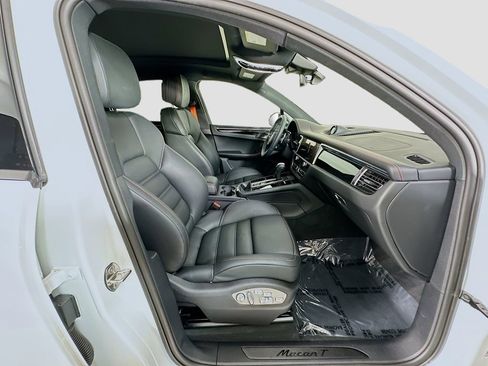 Certified 2026 Porsche Macan Turbo AWD/4WD image 31