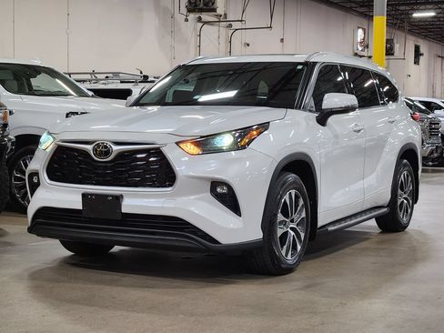 Used 2022 Toyota Highlander XLE AWD/4WD image 4