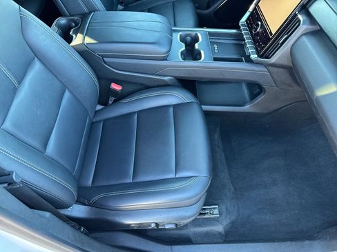 Used 2024 GMC Acadia Elevation image 17