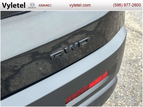 Used 2021 GMC Acadia SLT w/ Elevation Edition image 9